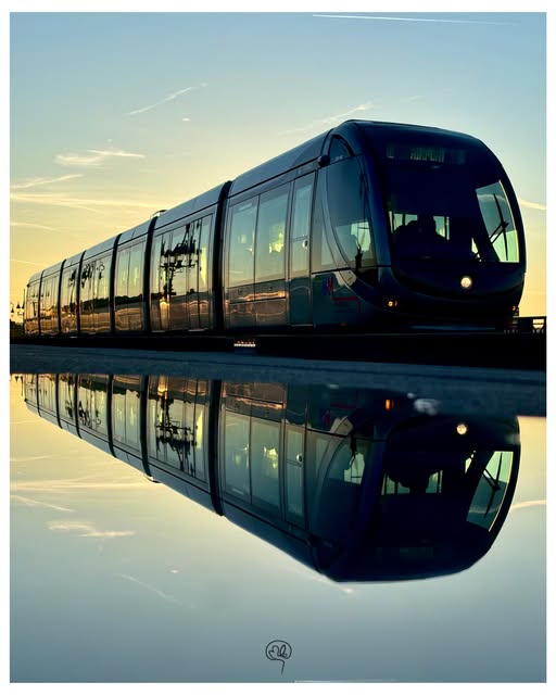Train et reflet publiés par Matthieu Leherisse sur Instagram