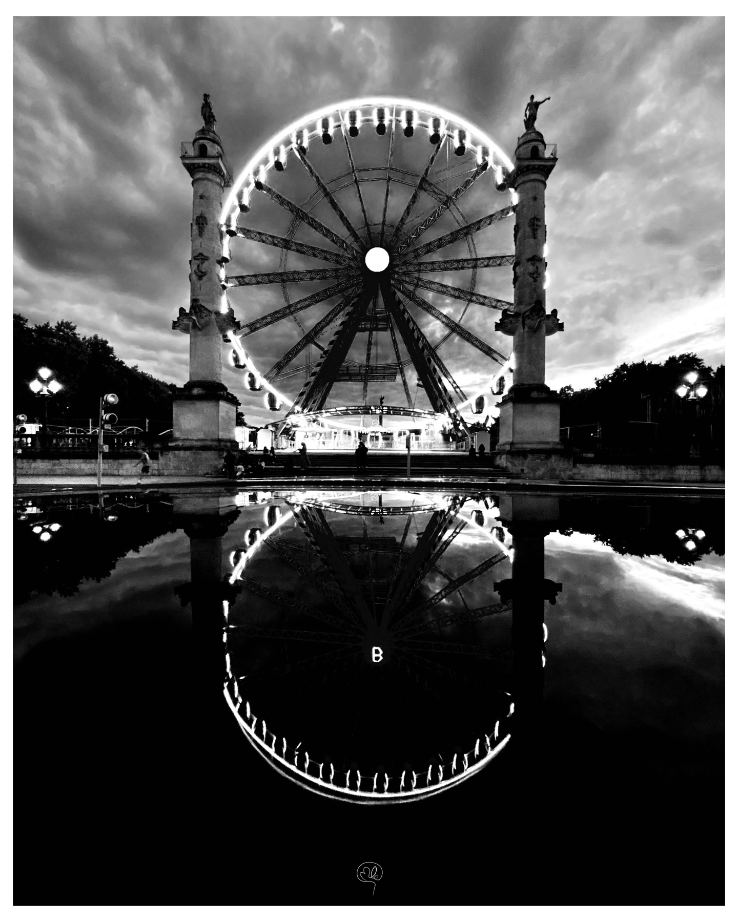 Grande roue illuminée se reflétant dans une flaque