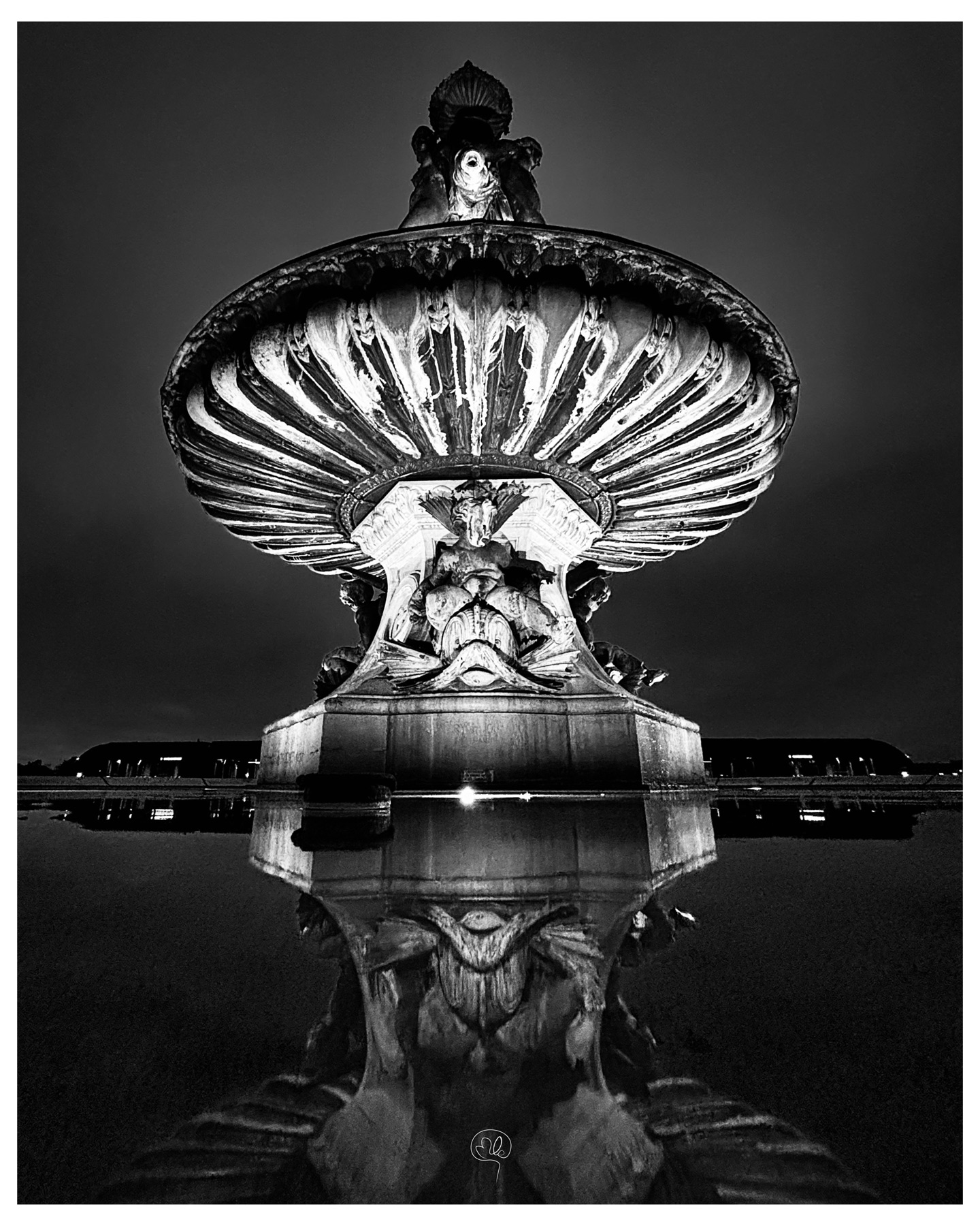 Vasque monumentale photographiée en contre-plongée et reflétée dans l'eau