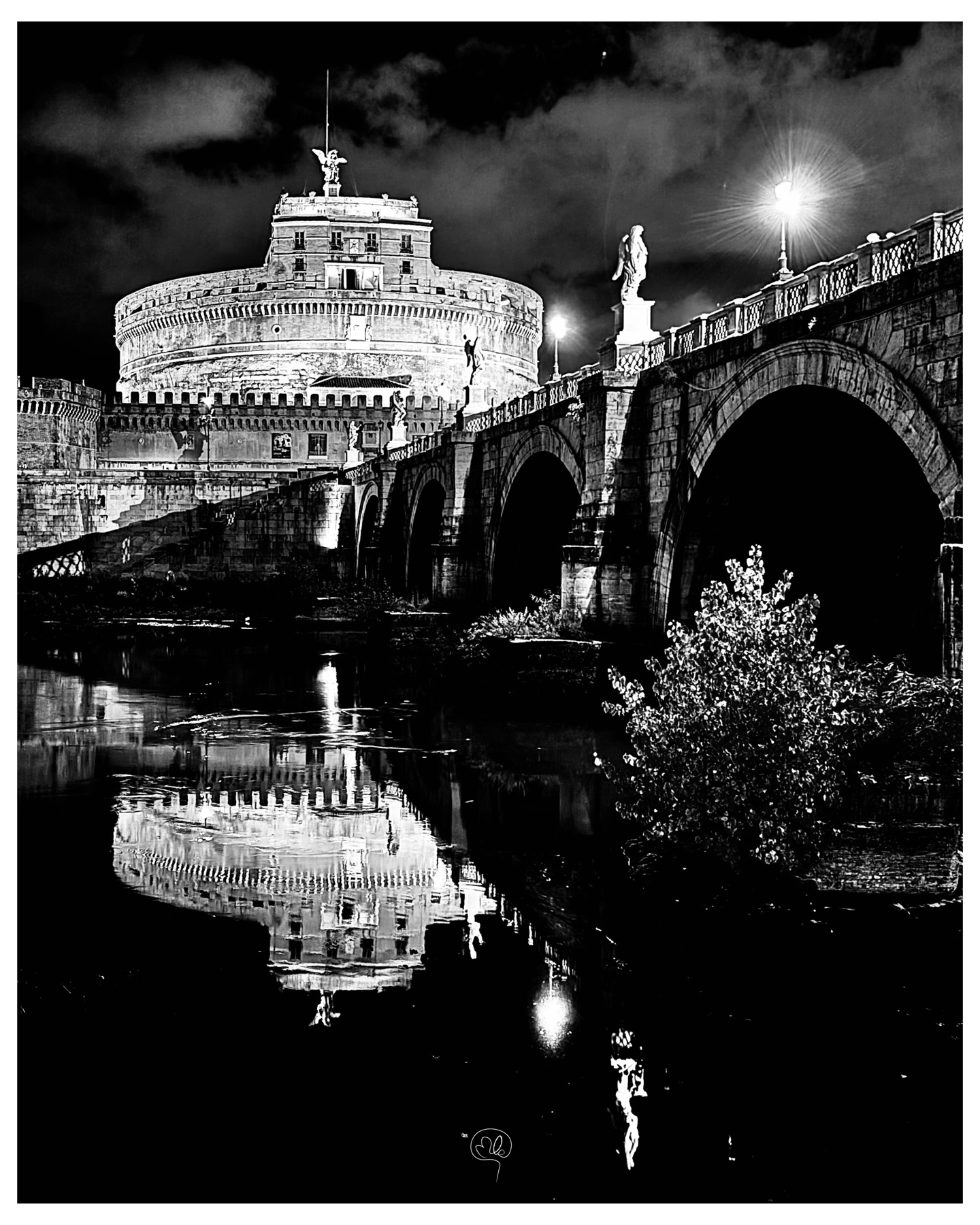 Château Saint-Ange et pont illuminés dans la nuit de Rome