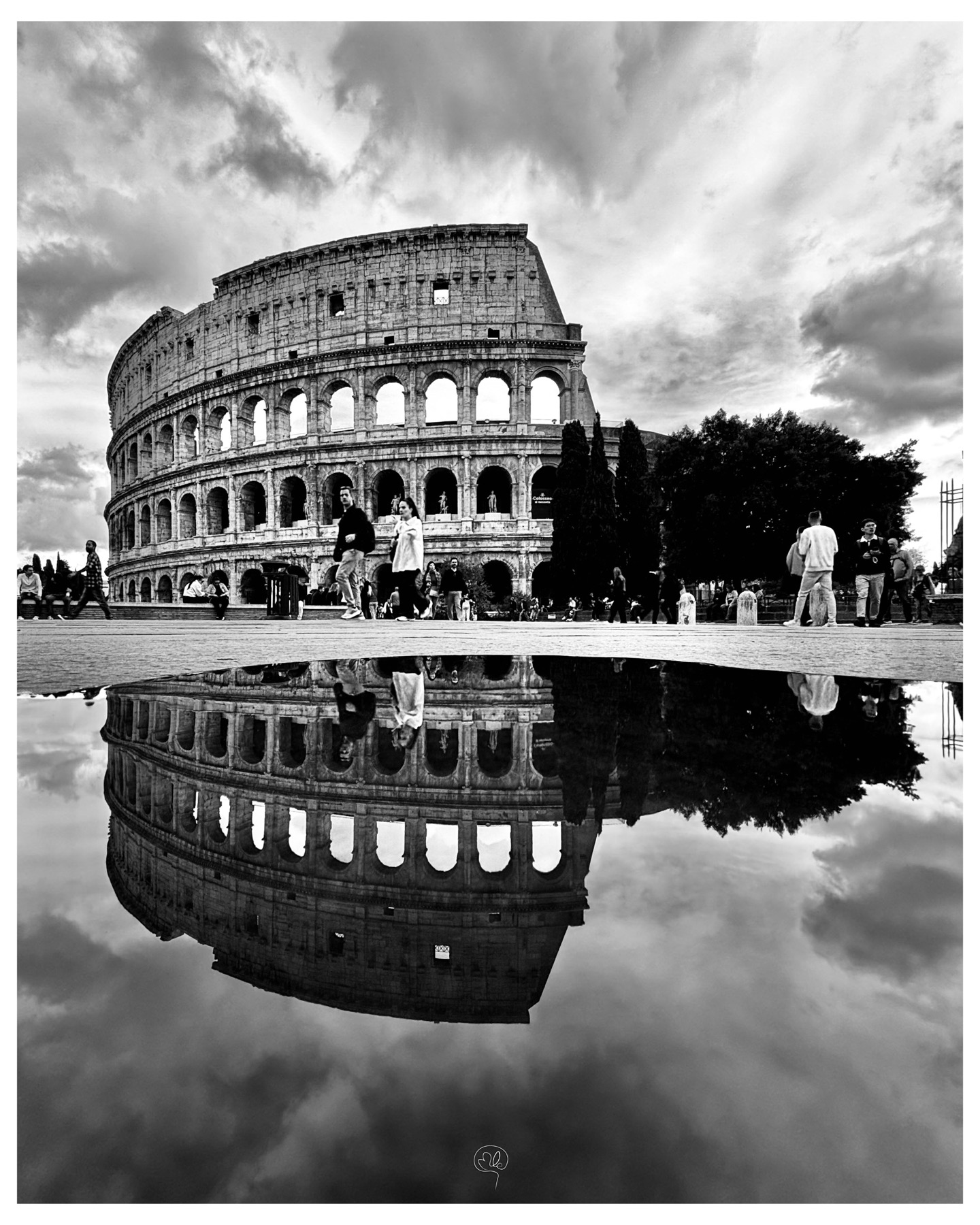 Colisée de Rome et passants se reflétant dans une flaque